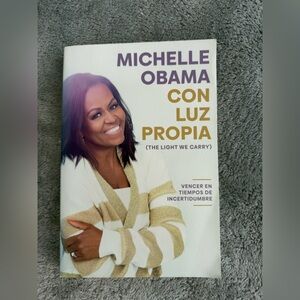 Michelle Obama Book 'Con Luz Propia'